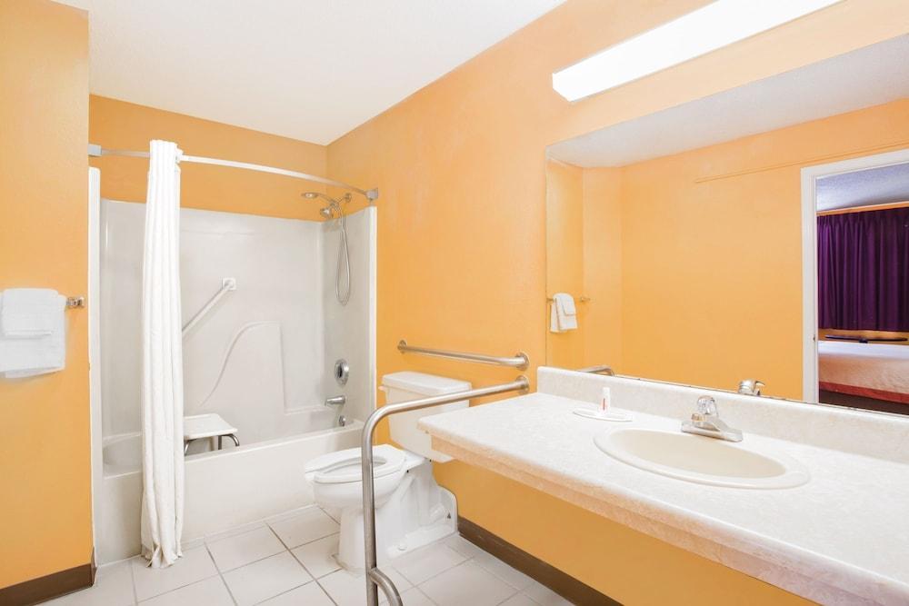 Americas Best Value Inn Дариен Экстерьер фото