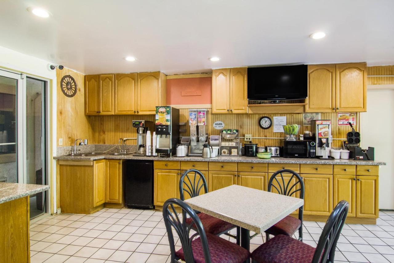 Americas Best Value Inn Дариен Экстерьер фото