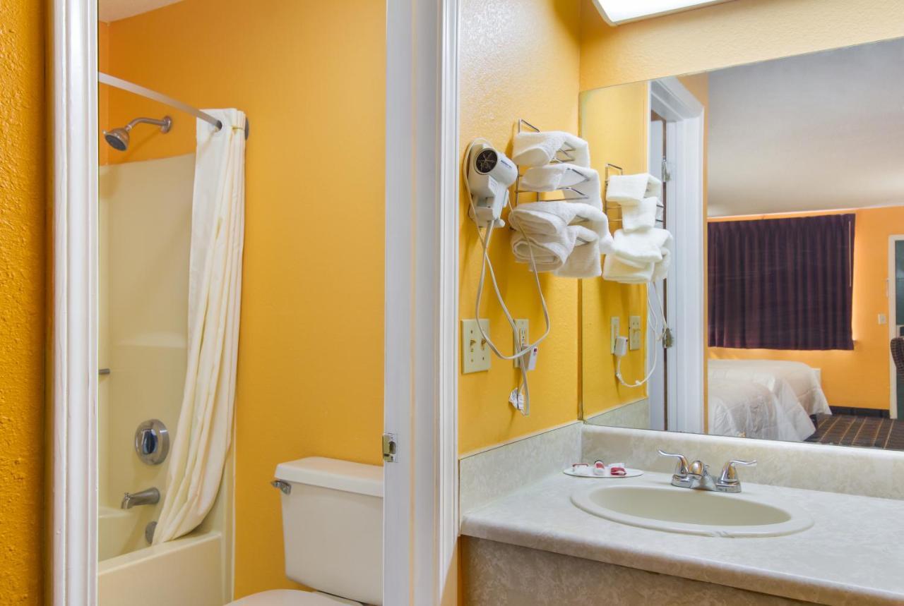 Americas Best Value Inn Дариен Экстерьер фото
