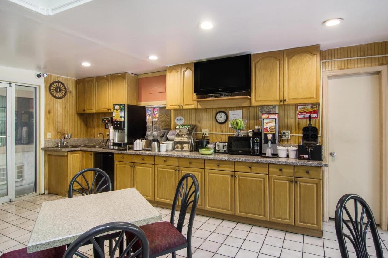 Americas Best Value Inn Дариен Экстерьер фото