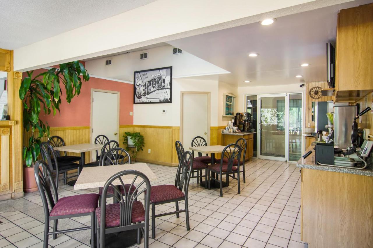 Americas Best Value Inn Дариен Экстерьер фото