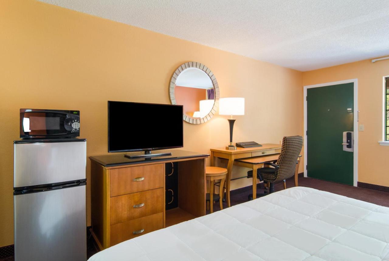Americas Best Value Inn Дариен Экстерьер фото