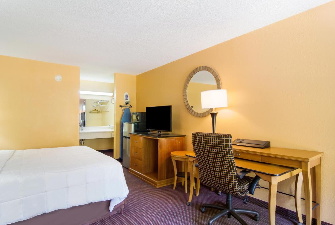 Americas Best Value Inn Дариен Экстерьер фото