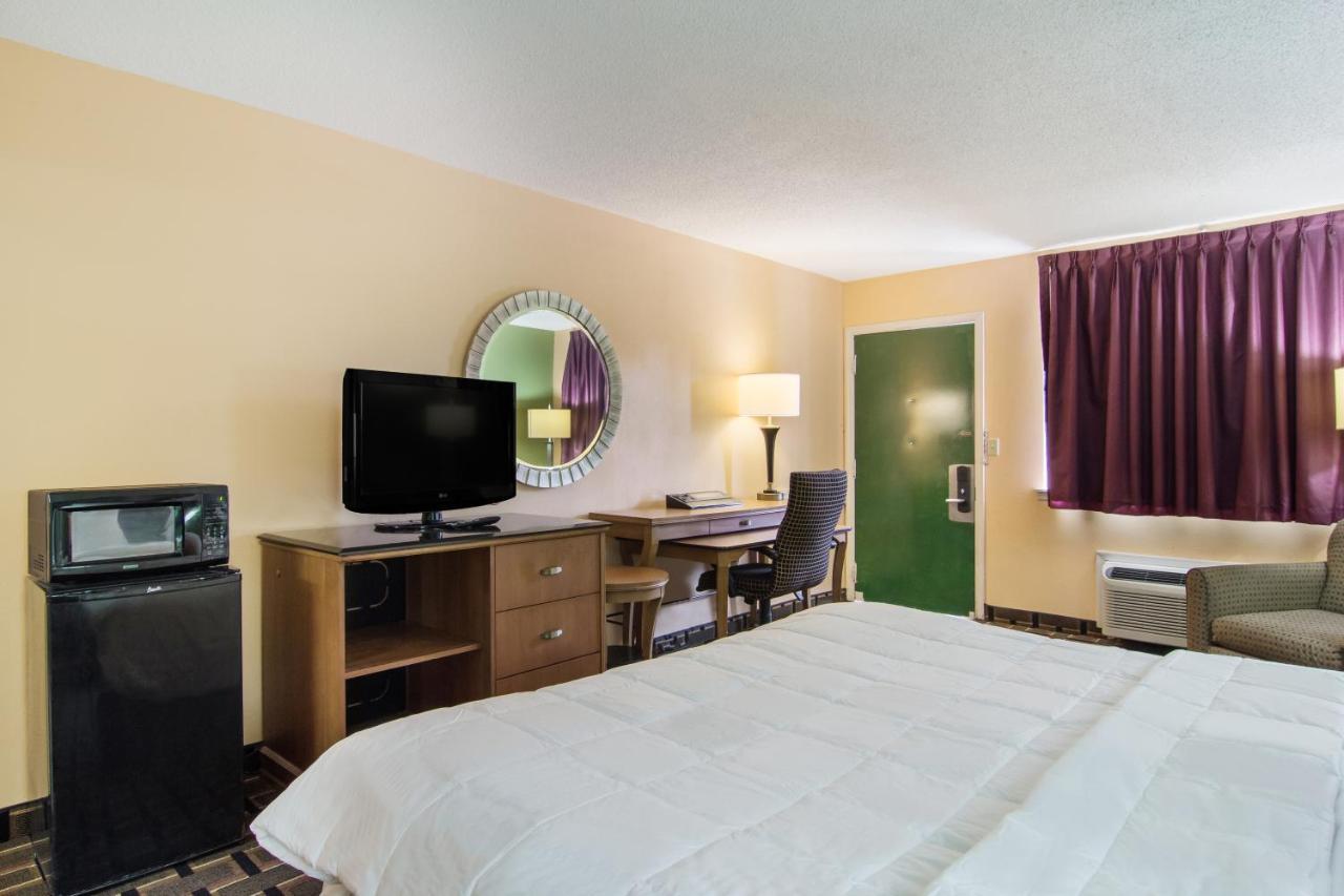 Americas Best Value Inn Дариен Экстерьер фото